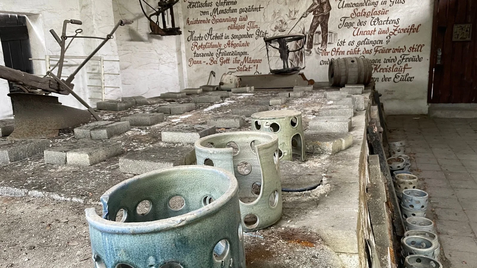 Historische Tongefäße im Museum
